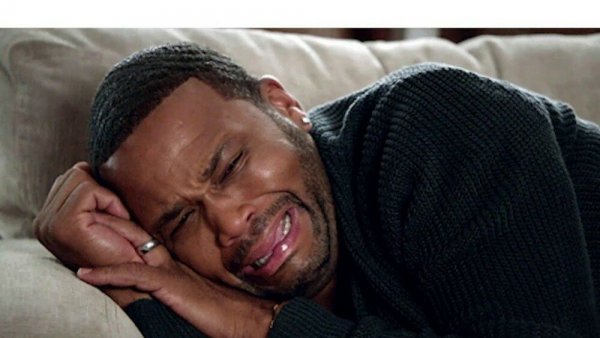 Мужчина плачет