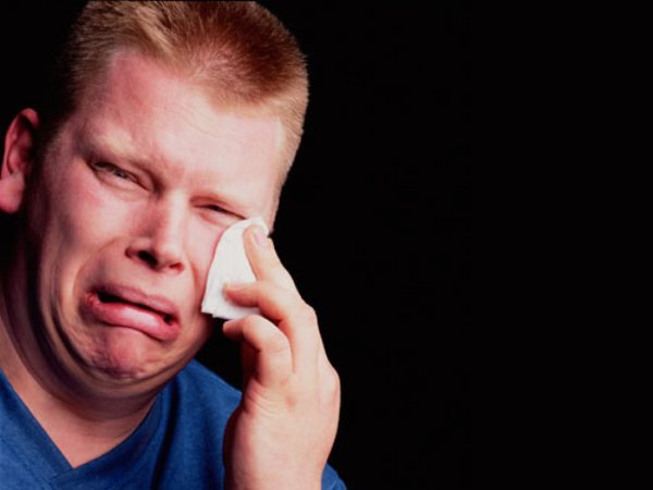 Парень рыдает