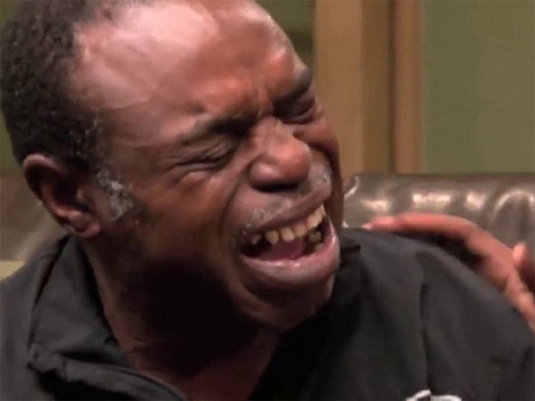 Мужик плачет