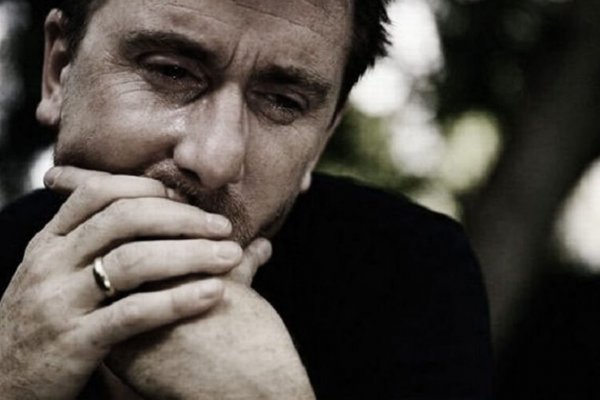 Мужик плачет