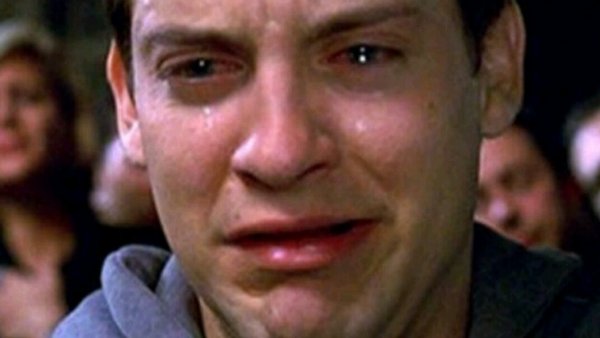 Вытирает слезы