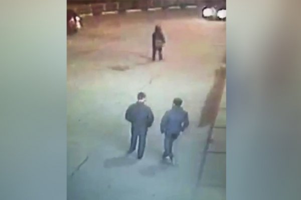 Упала ветка дерева тополя на улице Одесская города Энгельса,