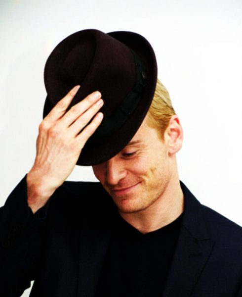 Фассбендер в шляпе