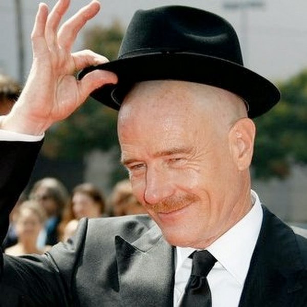 Мужчина приподнимает шляпу