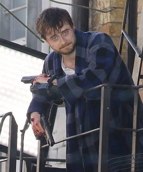 Дэниел Рэдклифф пушки Акимбо