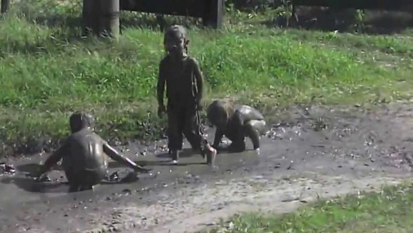 Мальчик в грязи с бабушкой