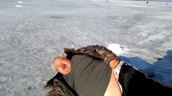 Толстый дед лежит на льду