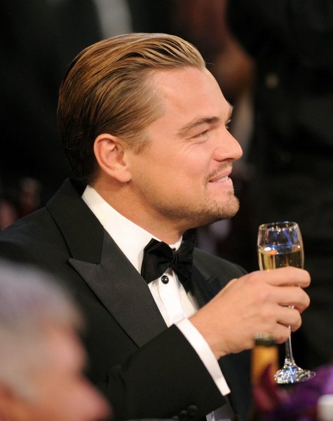 Леонардо ди Каприо с бокалом