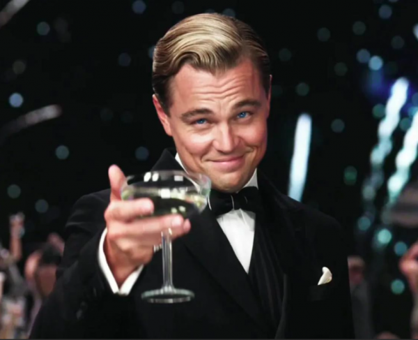 Ди Каприо Гэтсби с бокалом