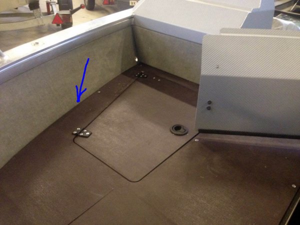 Багажные полки в поезде