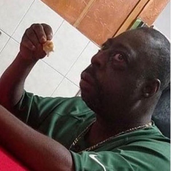 Удивленный негр за столом