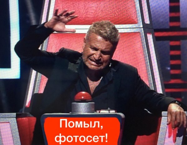 Нажимает на красную кнопку