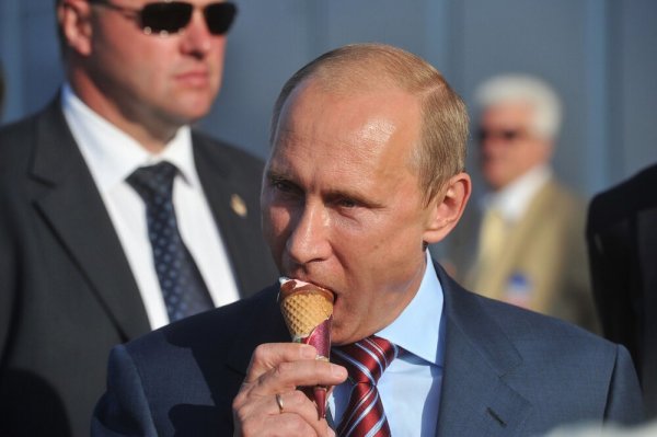 Путин с мороженым