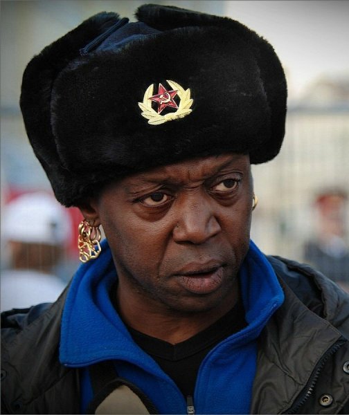 Негр в шапке ушанке