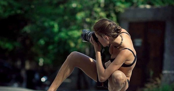 Фотограф в необычной позе