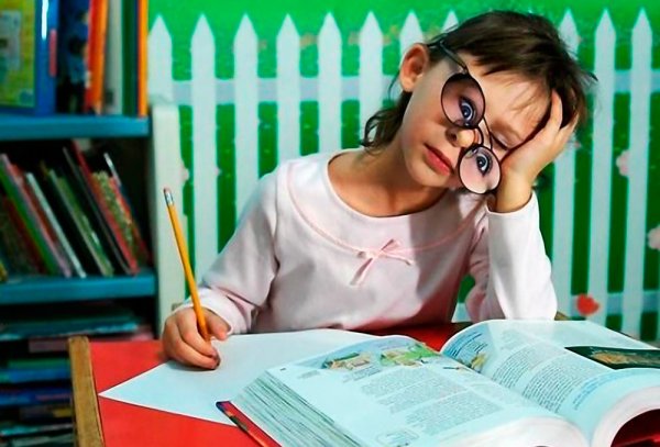 Ребенок учит уроки