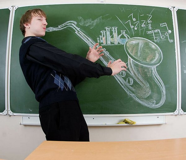 Учитель рисует на доске