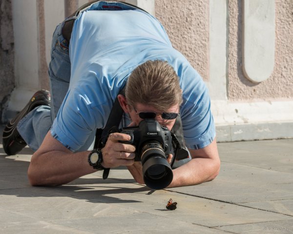 Фотограф обвешанный фотоаппаратами