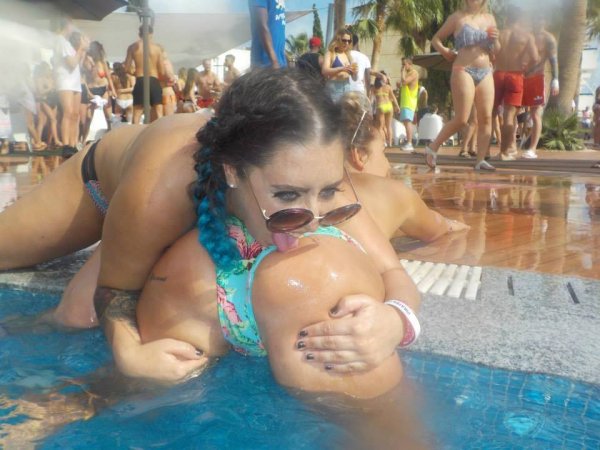 Жирная баба в аквапарке