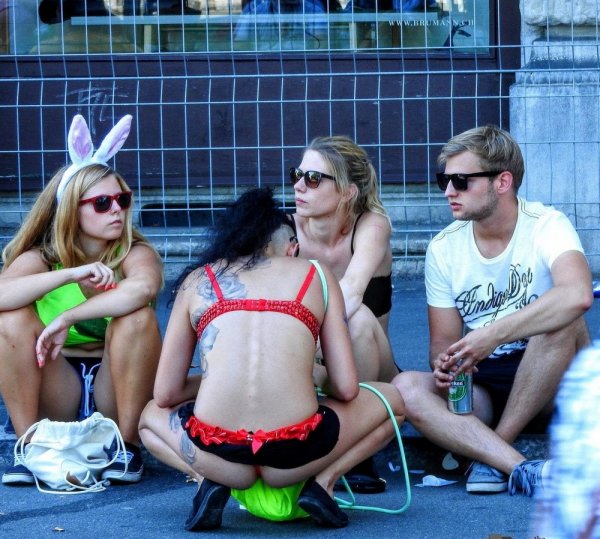 Неадекватные девки