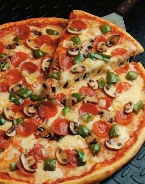 Огромная красивая пицца