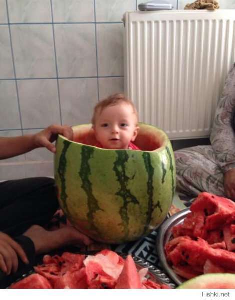 Младенец с арбузом