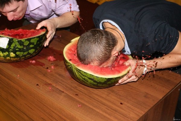 Поедание арбуза
