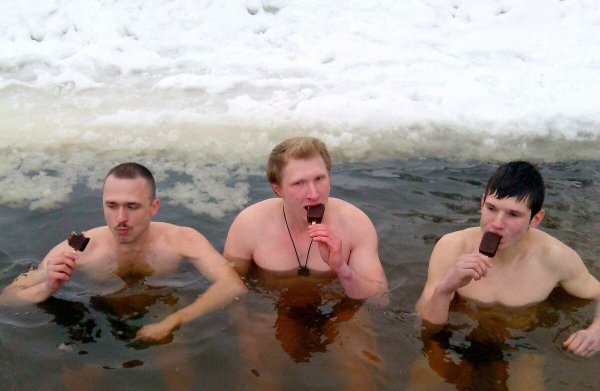Русские едят мороженое в Мороз