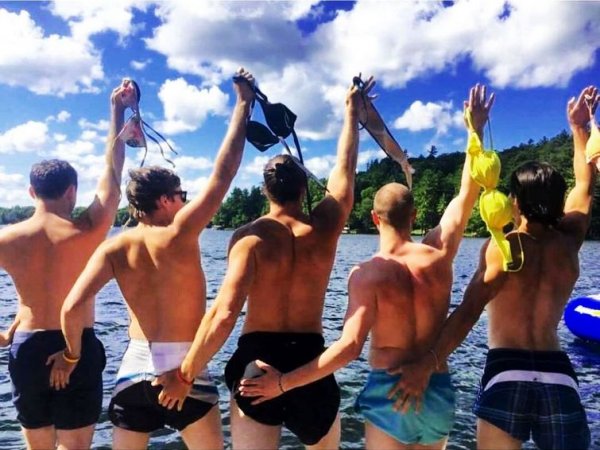 Парни пародируют девушек