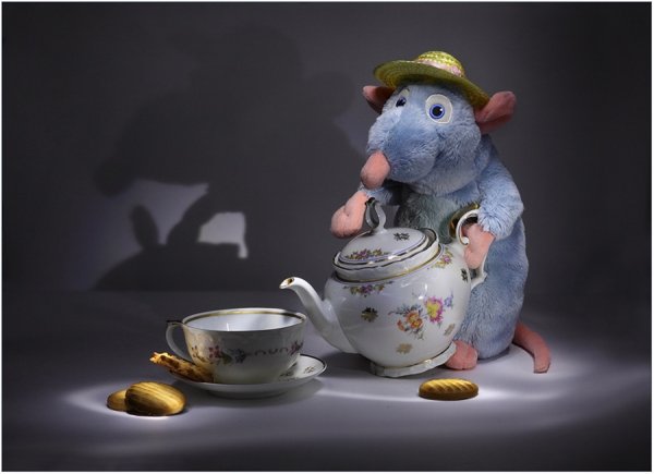 Мышонок пьет чай