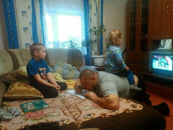 Родители делают уроки с детьми приколы