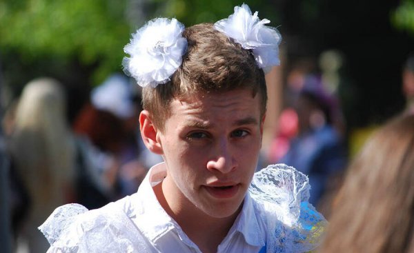 Мальчик с бантиком на голове