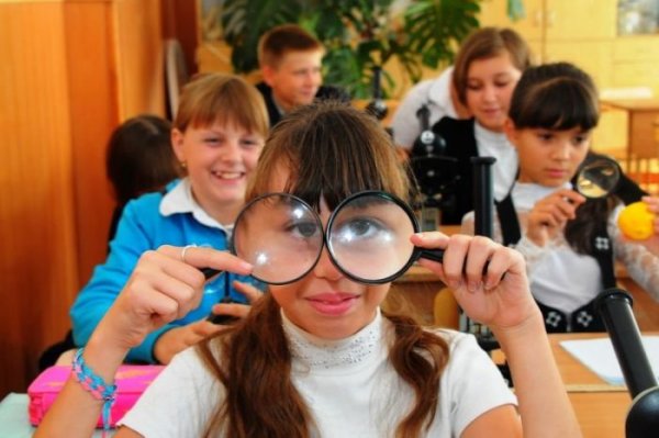 Весёлые ученики в классе