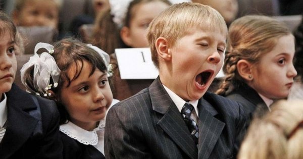 Зевающие школьники