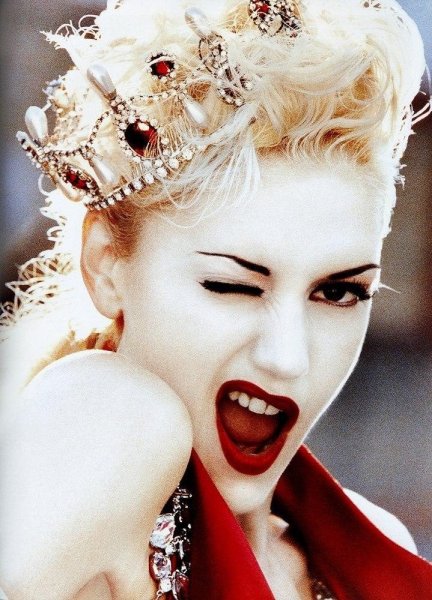 Гвен Стефани с короной на голове