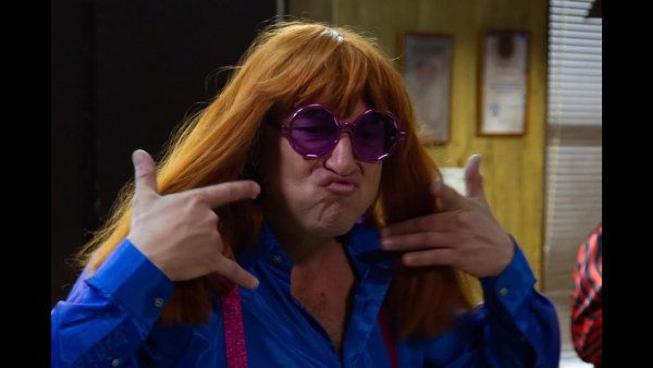 Гнездилов переоделся в женщину