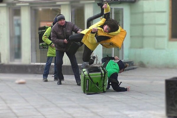 Драка курьеров delivery Club и Яндекс еда