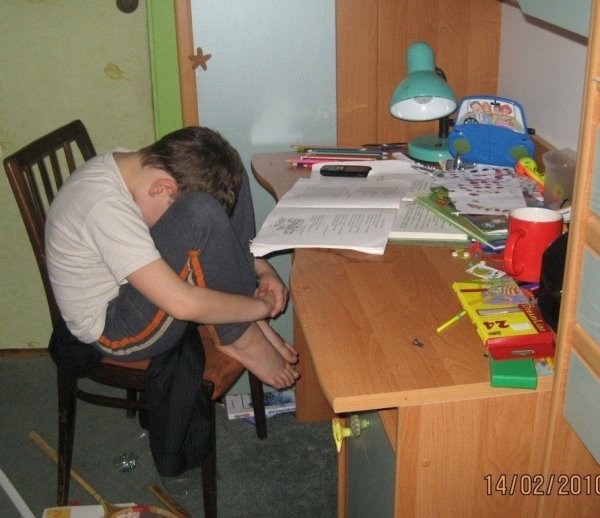 Родители учат уроки с детьми