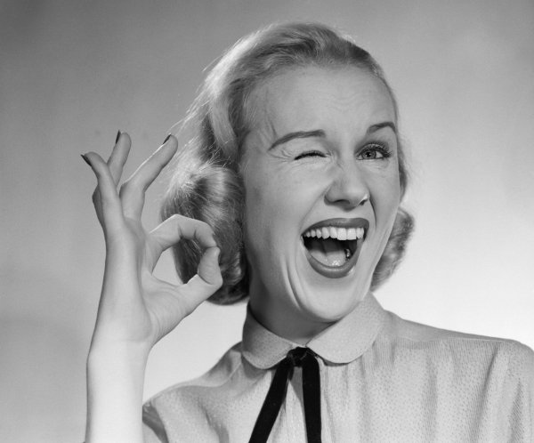 Женщина подмигивает