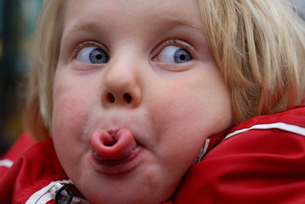 Ребенок с высунутым языком