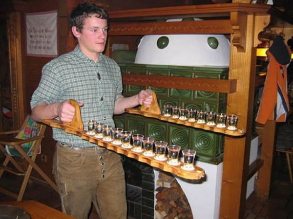 Прикольный официант