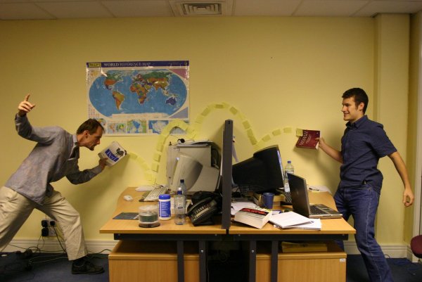 Смешная фотосессия в офисе