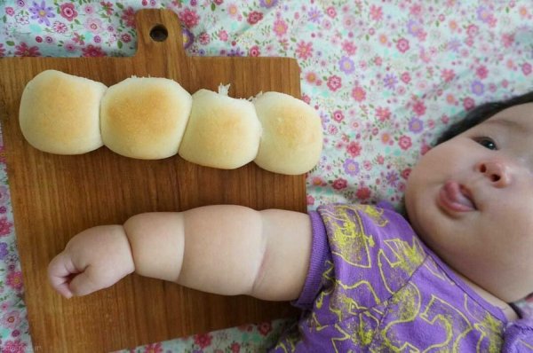 Детская рука и болочки