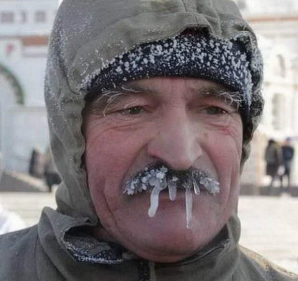 Плачущий ребенок с соплями