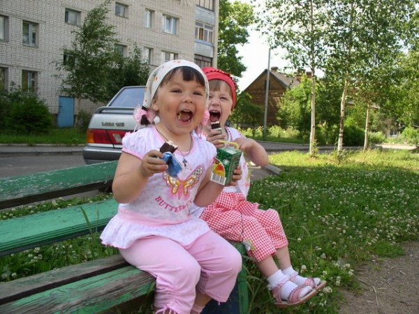 Две подружки хохотушки