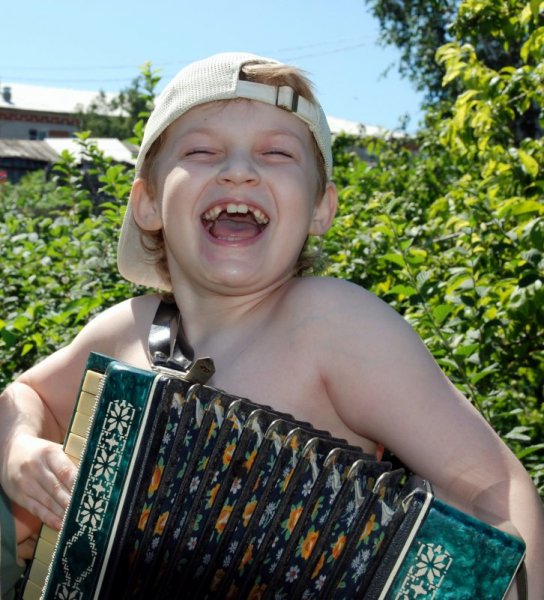 Мальчик с гармошкой