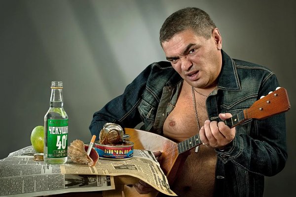 Пьяный мужик с балалайкой