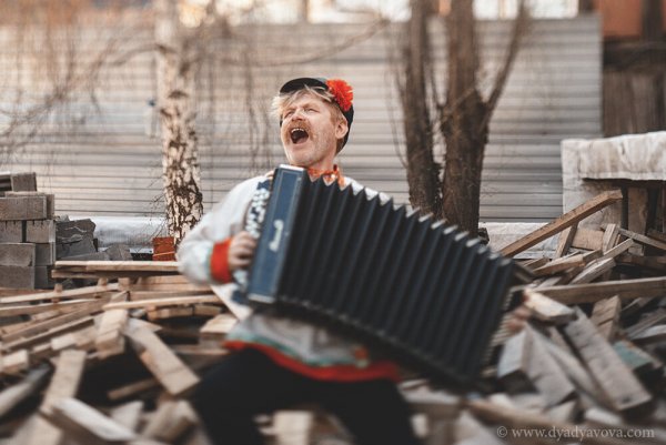 Скоморох с гармошкой