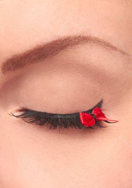 Смешное наращивание ресниц