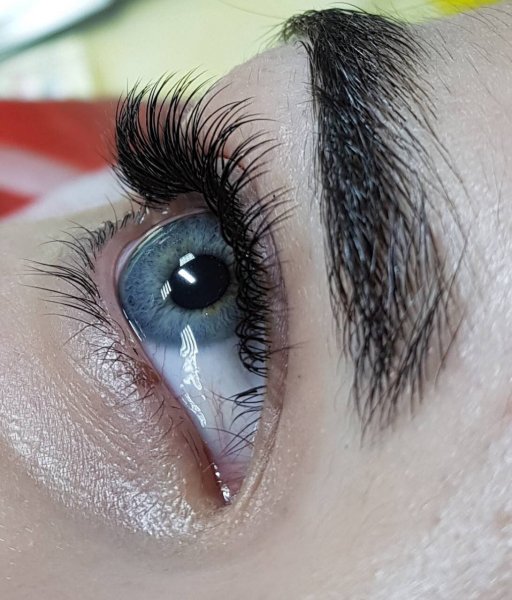 Нарощенные ресницы смешно